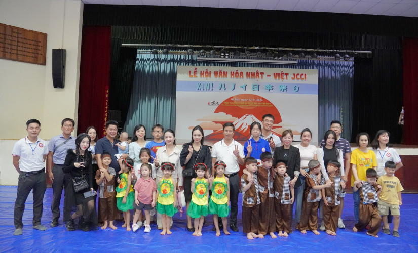  LỚP HOSHI 5 TUỔI TỰ TIN BIỂU DIỄN TRÊN SÂN KHẤU LỚN CỦA LỄ HỘI NHẬT BẢN