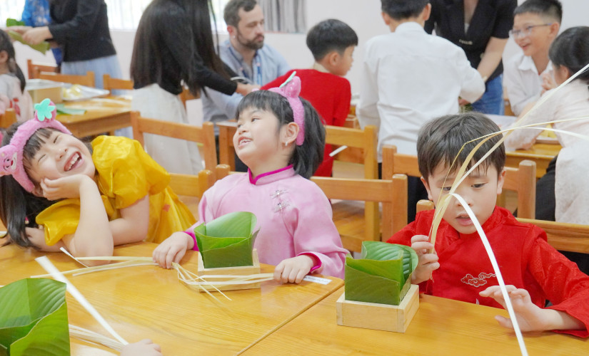 TRẢI NGHIỆM HOẠT ĐỘNG GÓI BÁNH CHƯNG CỦA HỌC SINH TIỂU - TRUNG HỌC JIS 
