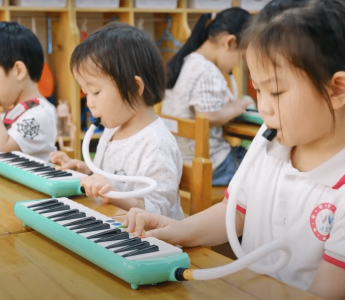 Khám phá tiết học đàn Pianica của học sinh mầm non JIS