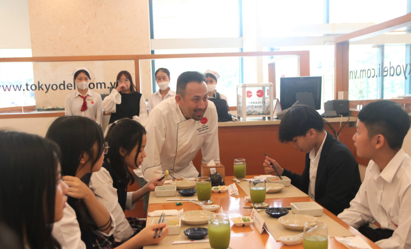 Học trò JIS đến nhà hàng học văn hóa ẩm thực Nhật Bản