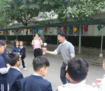 Thầy Honda dạy học trò JIS chơi Kendama - trò chơi rèn luyện sự tập trung, kiên trì