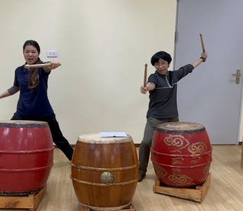 Video: Cô giáo mầm non Nhật Bản hướng dẫn cách dạy trẻ chơi trống kiểu Nhật để phát triển não bộ