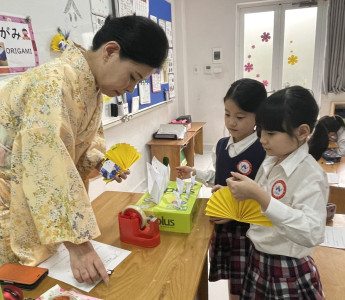 Cô giáo Nhật Bản mặc kimono dạy học trò làm búp bê dịp lễ hội bé gái