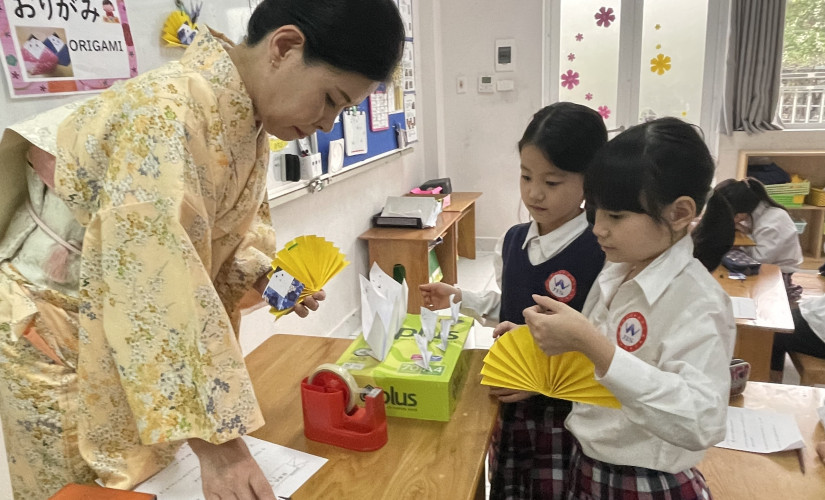 Cô giáo Nhật Bản mặc kimono dạy học trò làm búp bê dịp lễ hội bé gái