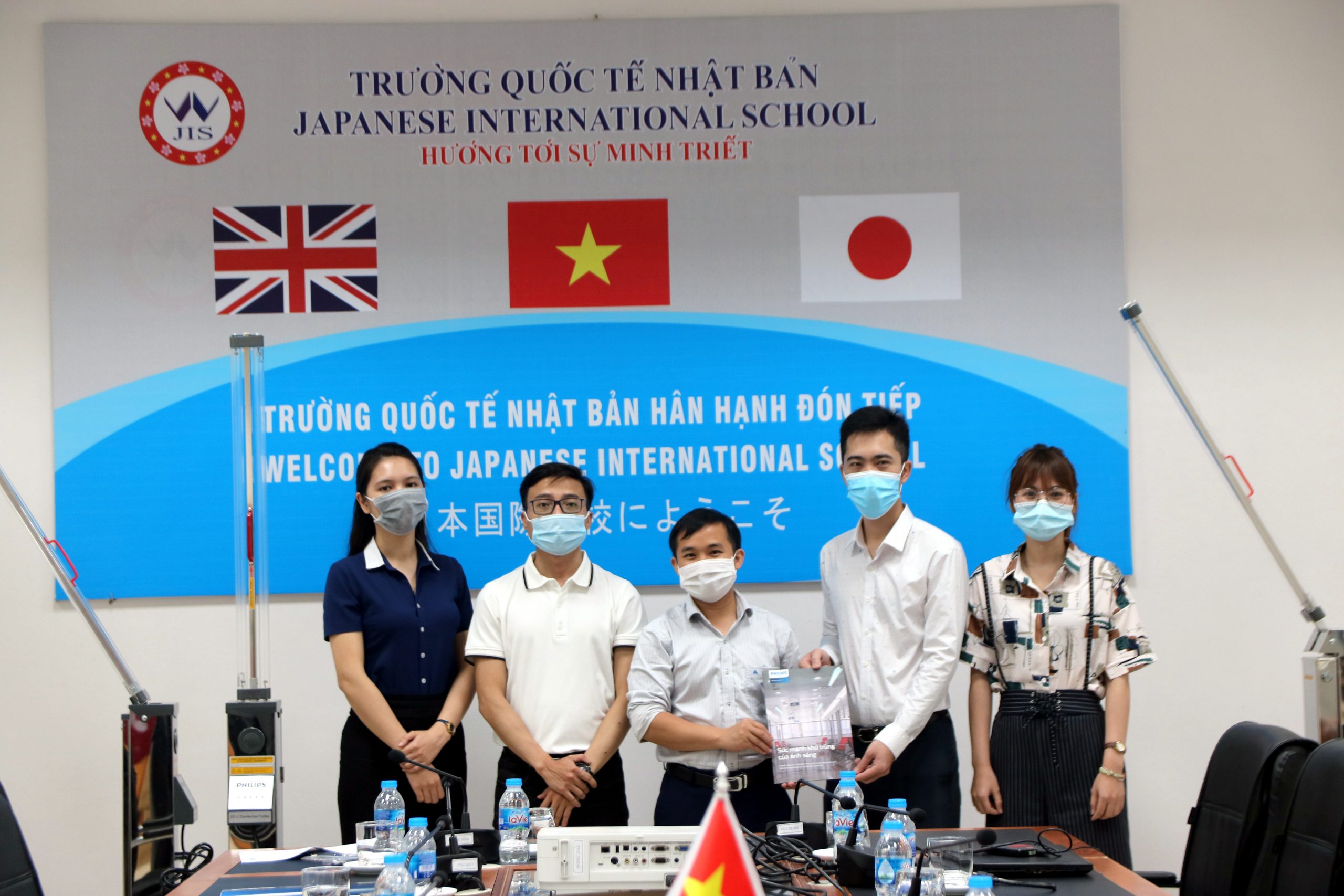 Đại diện Signify Việt Nam trao tặng máy khử trùng bằng tia UVC cho JIS
