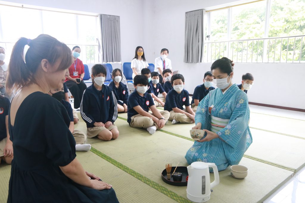 Học sinh cùng phụ huynh JIS trải nghiệm văn hóa trà đạo Nhật Bản